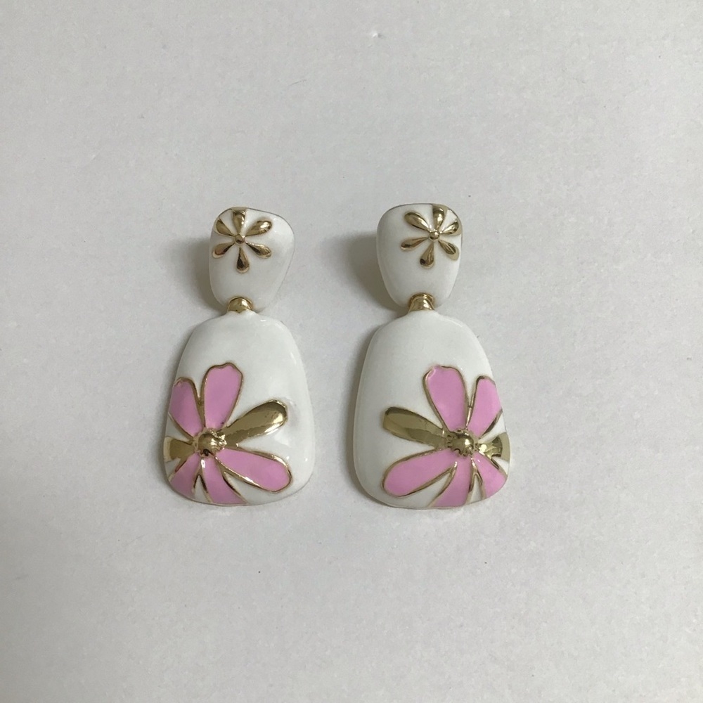 Daisy Enamel Pierced Earrings White Pink Gold Tone Elegant Summer Chic Look NEW - Picture 2 of 9